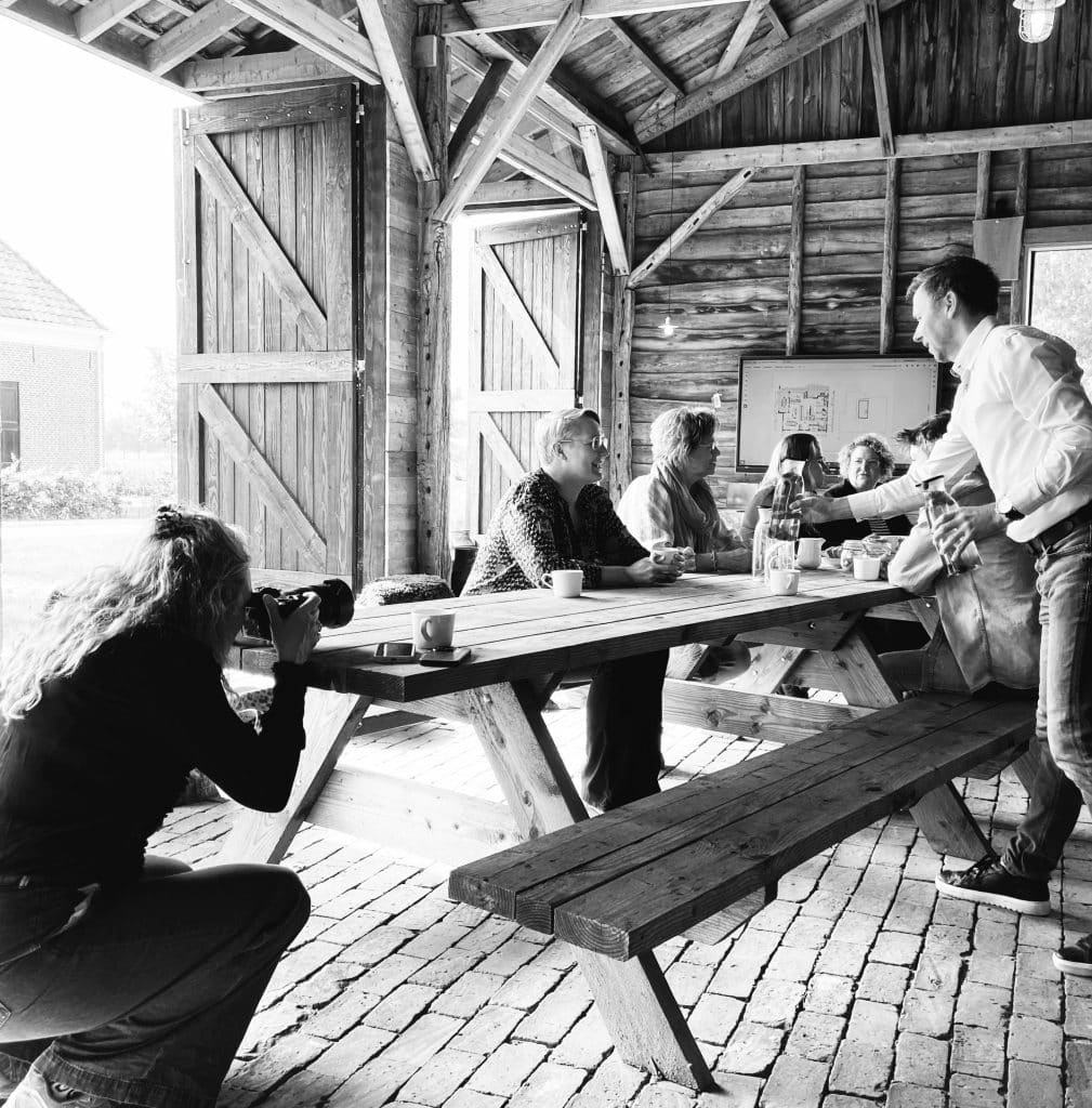 Vergaderen buitenleven picknick tafel XL